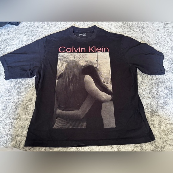 Calvin Klein Graphic Tee Embrace Photo Print Black Short Sleeve Size Medium - Picture 2 of 4